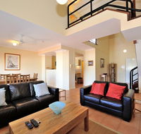 Ocean Sunsets - 2 bedroom converted warehouse apartment - Accommodation QLD