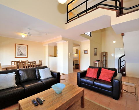 Ocean Sunsets - 2 Bedroom Converted Warehouse Apartment - Accommodation QLD 0