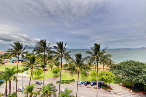 Ocean View Studios 75 The Strand, Free Fast Wifi/Foxtel - Accommodation QLD 0
