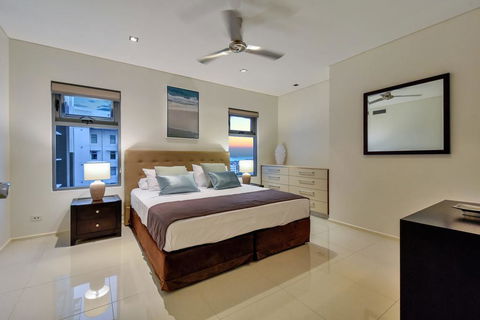 Oceana Darwin Central Oceanfront 3 Bedroom 2 Lounge Room Pool Gym Tennis Court Sleeps 9 - Accommodation QLD 1