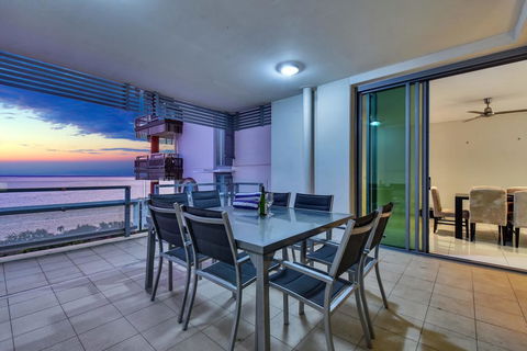 Oceana Darwin Central Oceanfront 3 Bedroom 2 Lounge Room Pool Gym Tennis Court Sleeps 9 - Accommodation QLD 2