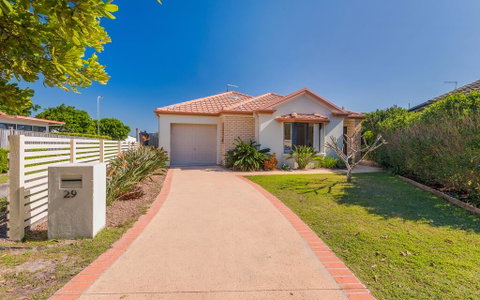 Oceania Cottage - LJHooker Yamba - Accommodation QLD 1