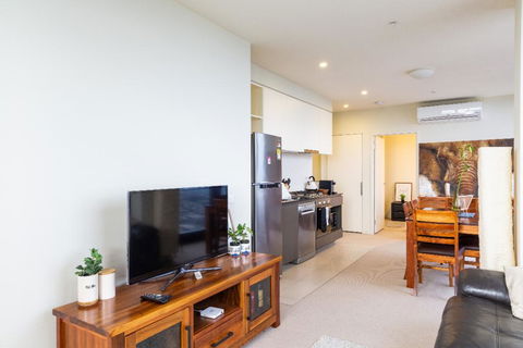 ON TOP OF THE WORLD - BEST VIEWS IN MELBOURNE !! - Accommodation QLD 3