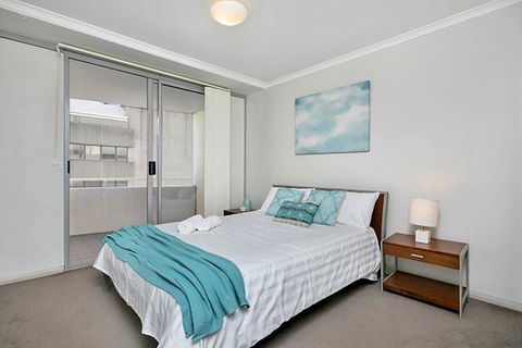 One Bedroom Apartment Atchison St(L1006) - Accommodation QLD 2