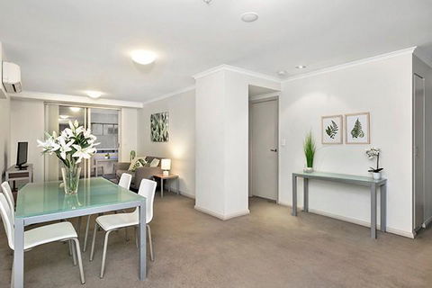 One Bedroom Apartment Atchison St(L1006) - Accommodation QLD 1