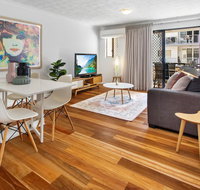 One-Bed Apartment With Balcony and Parking near CBD - Accommodation QLD