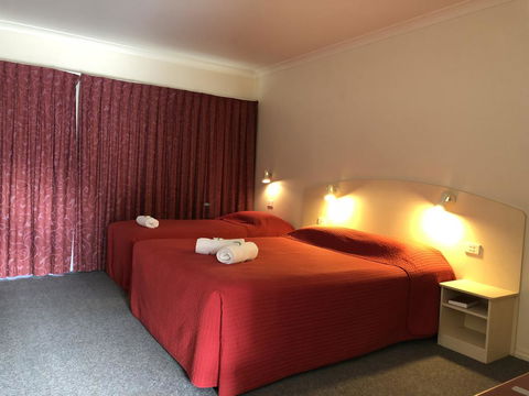 Outback Quarters- Motel Hay - Accommodation QLD 0