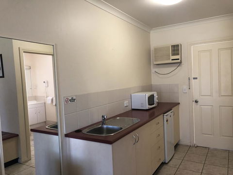 Outback Quarters- Motel Hay - Accommodation QLD 3