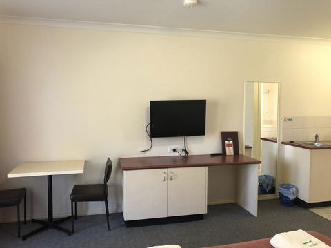 Outback Quarters- Motel Hay - Accommodation QLD 2