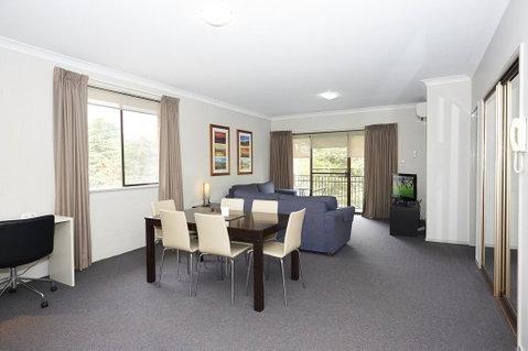 Oxley Court Serviced Apartments - Accommodation QLD 2