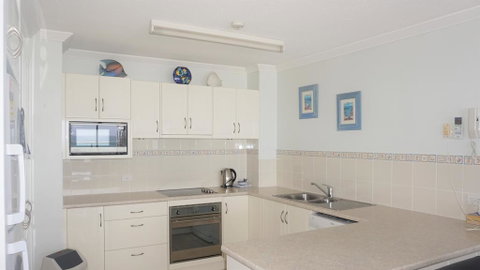 Pacific Surf Absolute Beachfront Apartments - Accommodation QLD 2