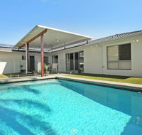 Palm 95 - Modern 4 BDRM Home with Pool - Accommodation QLD