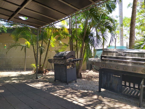 Palm Court Backpackers - Accommodation QLD 2