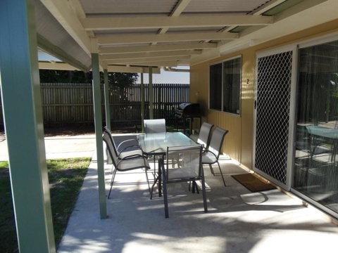 Palmgrove 2 - Rainbow Beach, Pet Friendly, Fully Fenced, Air Conditioned, Five Minutes To Beach - Accommodation QLD 2