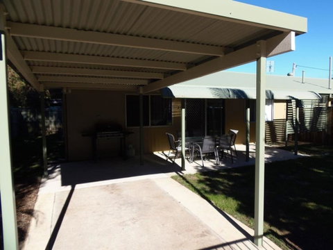 Palmgrove 2 - Rainbow Beach, Pet Friendly, Fully Fenced, Air Conditioned, Five Minutes To Beach - Accommodation QLD 3
