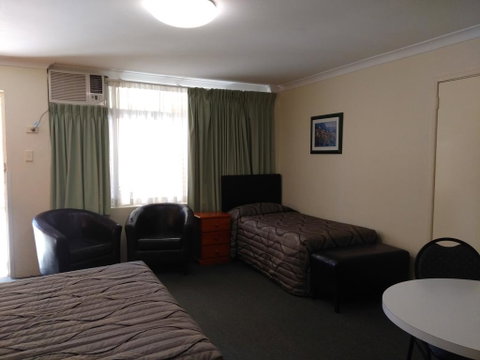 Paramount Motel - Accommodation QLD 1