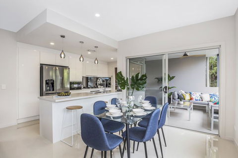 Park Avenue Luxe Townhouse Brand New Sleeps 9 - Accommodation QLD 3