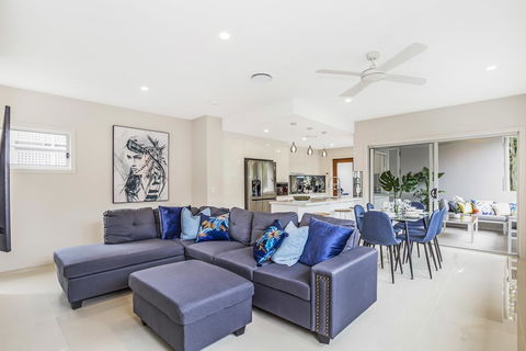 Park Avenue Luxe Townhouse Brand New Sleeps 9 - Accommodation QLD 0