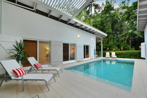 Pavilions In The Palms Heated Pool Short Path To Beach Five Bedrooms Sleeps 12 - Accommodation QLD 2