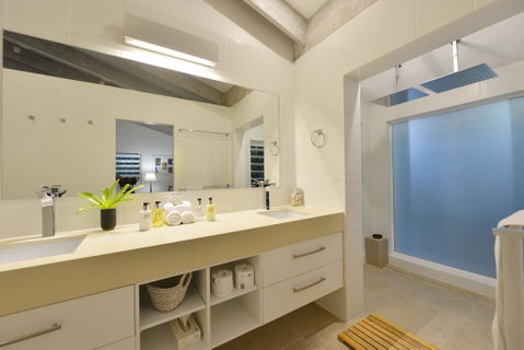Pavilions In The Palms Heated Pool Short Path To Beach Five Bedrooms Sleeps 12 - Accommodation QLD 1