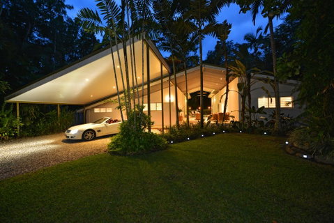 Pavilions In The Palms Heated Pool Short Path To Beach Five Bedrooms Sleeps 12 - Accommodation QLD 3