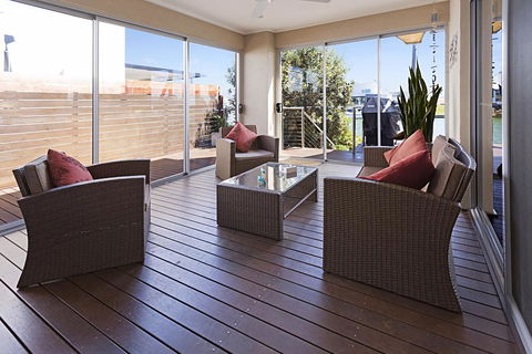 Pelican Landing - Stunning Lake King Views - Accommodation QLD 3