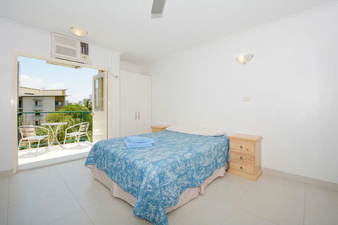 Peninsular Apartments - Accommodation QLD 2