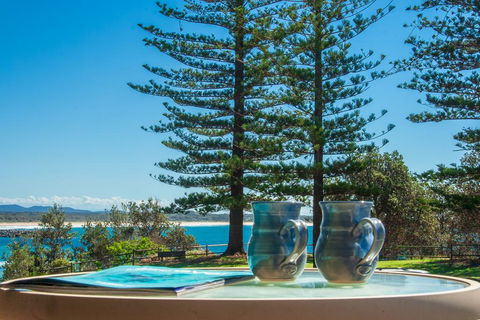 PERFECTLY POSITIONED BEACHFRONT APARTMENT-GREAT LOCATION WITH OCEAN VIEWS - Accommodation QLD 0