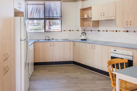 PERFECTLY POSITIONED BEACHFRONT APARTMENT-GREAT LOCATION WITH OCEAN VIEWS - Accommodation QLD 1