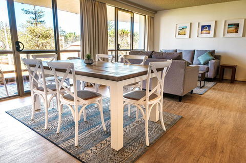 PERFECTLY POSITIONED BEACHFRONT APARTMENT-GREAT LOCATION WITH OCEAN VIEWS - Accommodation QLD 2