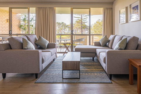 PERFECTLY POSITIONED BEACHFRONT APARTMENT-GREAT LOCATION WITH OCEAN VIEWS - Accommodation QLD 3