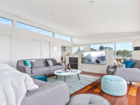 Perpendicular Penthouse - Modern Beachside Apartment - Accommodation QLD 3