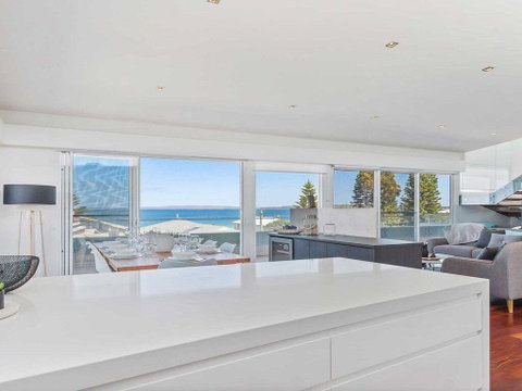 Perpendicular Penthouse - Modern Beachside Apartment - Accommodation QLD 1