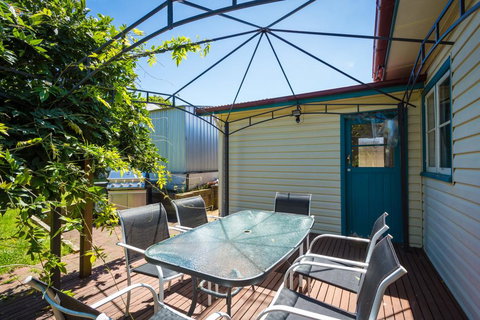 Pet Friendly Beach Cottage @ Ballingalla - Accommodation QLD 1