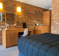 Peter Allen Motor Inn - Accommodation QLD