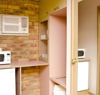 Pines Country Club Motor Inn - Accommodation QLD