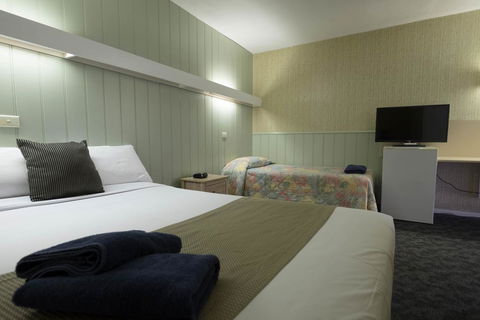 Pioneer Station Motor Inn - Accommodation QLD 3