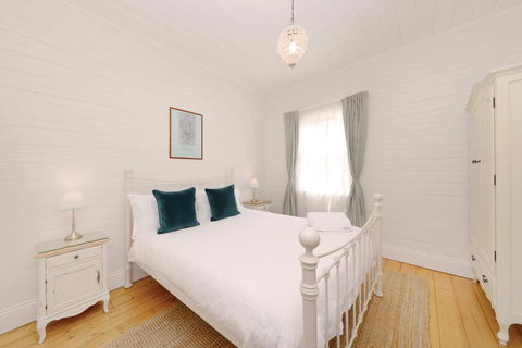 Poet's Cottage - Fireplace, Close To Treks - Accommodation QLD 3