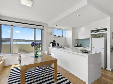 POINT GREY APARTMENT ONE - VIEWPOINT - Accommodation QLD 1