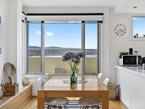 POINT GREY APARTMENT ONE - VIEWPOINT - Accommodation QLD 3