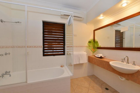 Poolside @ Hibiscus - Accommodation QLD 3