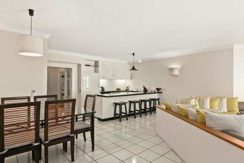 Poolside Apt. In Alamanda Beachfront Resort (62) - Accommodation QLD 3