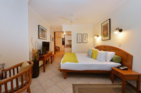 Poolside Studio - Accommodation QLD 2