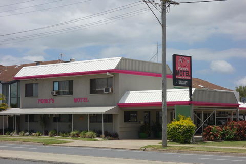 Porkys Motel - Accommodation QLD 0