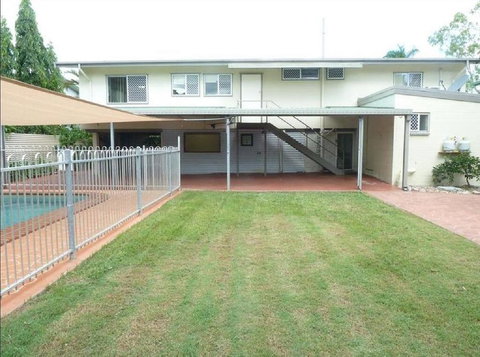 Private Abode And Handy Location With A Pool - Accommodation QLD 1