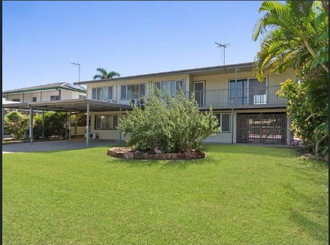 Private Abode And Handy Location With A Pool - Accommodation QLD 0