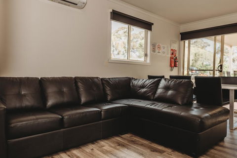 Pyrenees Caravan Park - Accommodation QLD 2