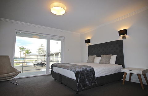 Quays Hotel - Accommodation QLD 1