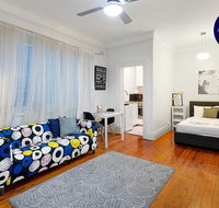 Quiet Art Deco - Cafe Central - Accommodation QLD