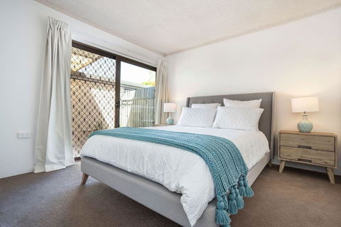 Quiet River Front Escape Walk To Ocean Street & Shops - Accommodation QLD 2